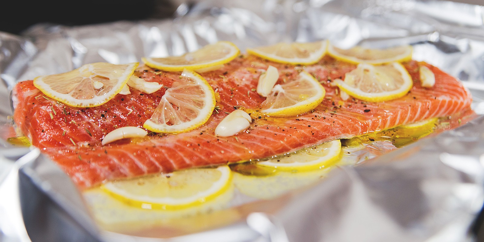 Kako pripremiti lagano jelo s limunom i začinskim biljem